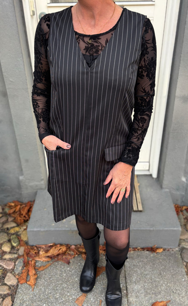 Say INA Copenhagen Kjole - Jessi Spencer - Black Pinstripe