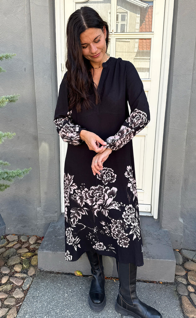 Say INA Copenhagen Kjole - Kae - Black W. Flowers