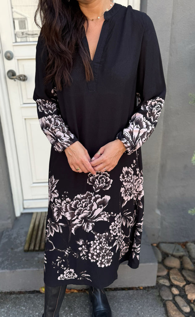 Say INA Copenhagen Kjole - Kae - Black W. Flowers