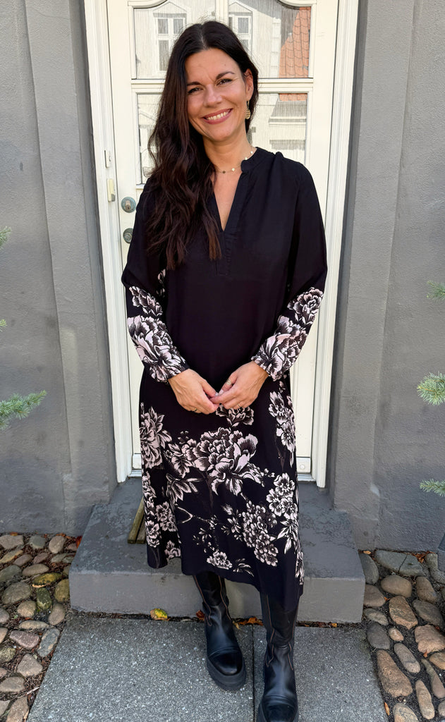 Say INA Copenhagen Kjole - Kae - Black W. Flowers