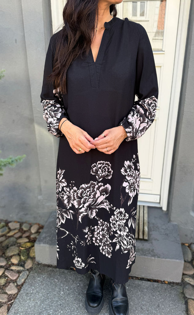 Say INA Copenhagen Kjole - Kae - Black W. Flowers