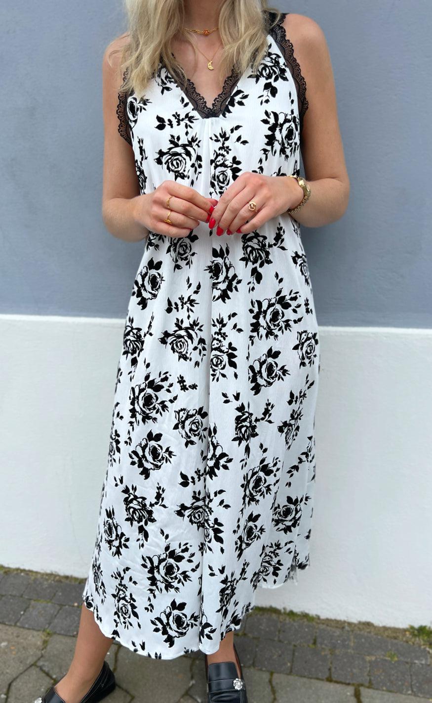 Say INA Copenhagen Kjole - Nellie - White / Black Roses