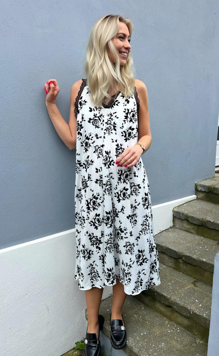 Say INA Copenhagen Kjole - Nellie - White / Black Roses