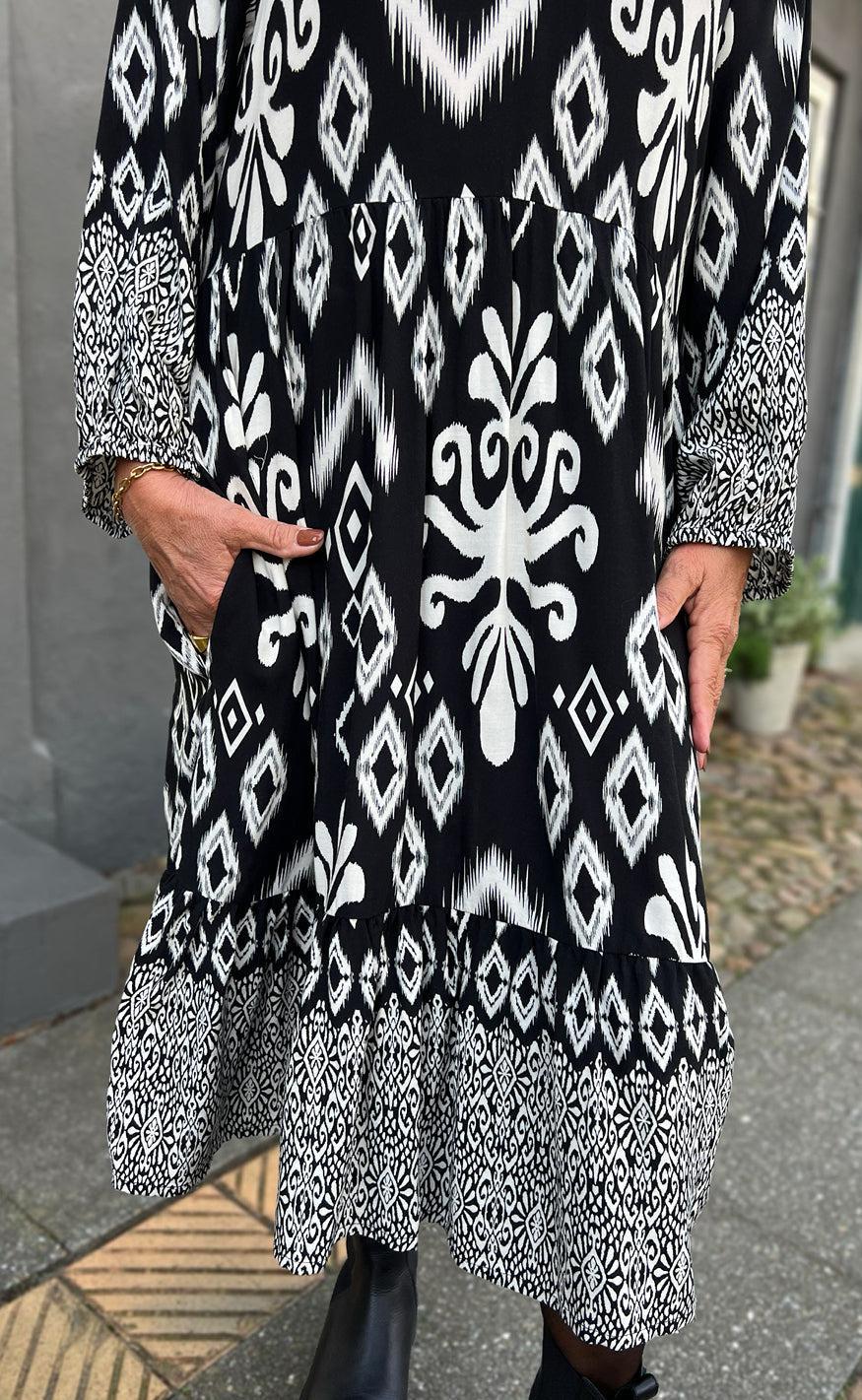 Say INA Copenhagen Kjole - Olinda - White / Black Paisley