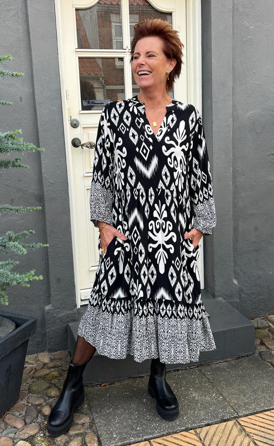 Say INA Copenhagen Kjole - Olinda - White / Black Paisley