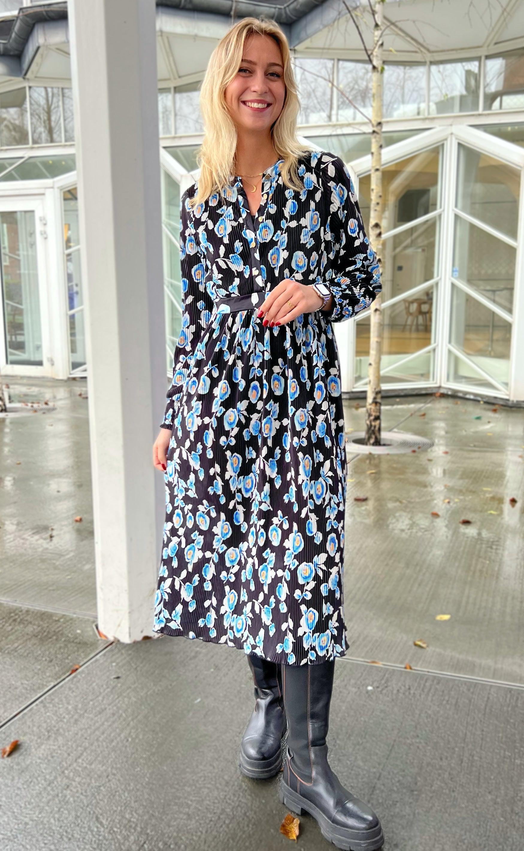 Say INA Copenhagen Kjole - Olivia - Black/Blue Flower