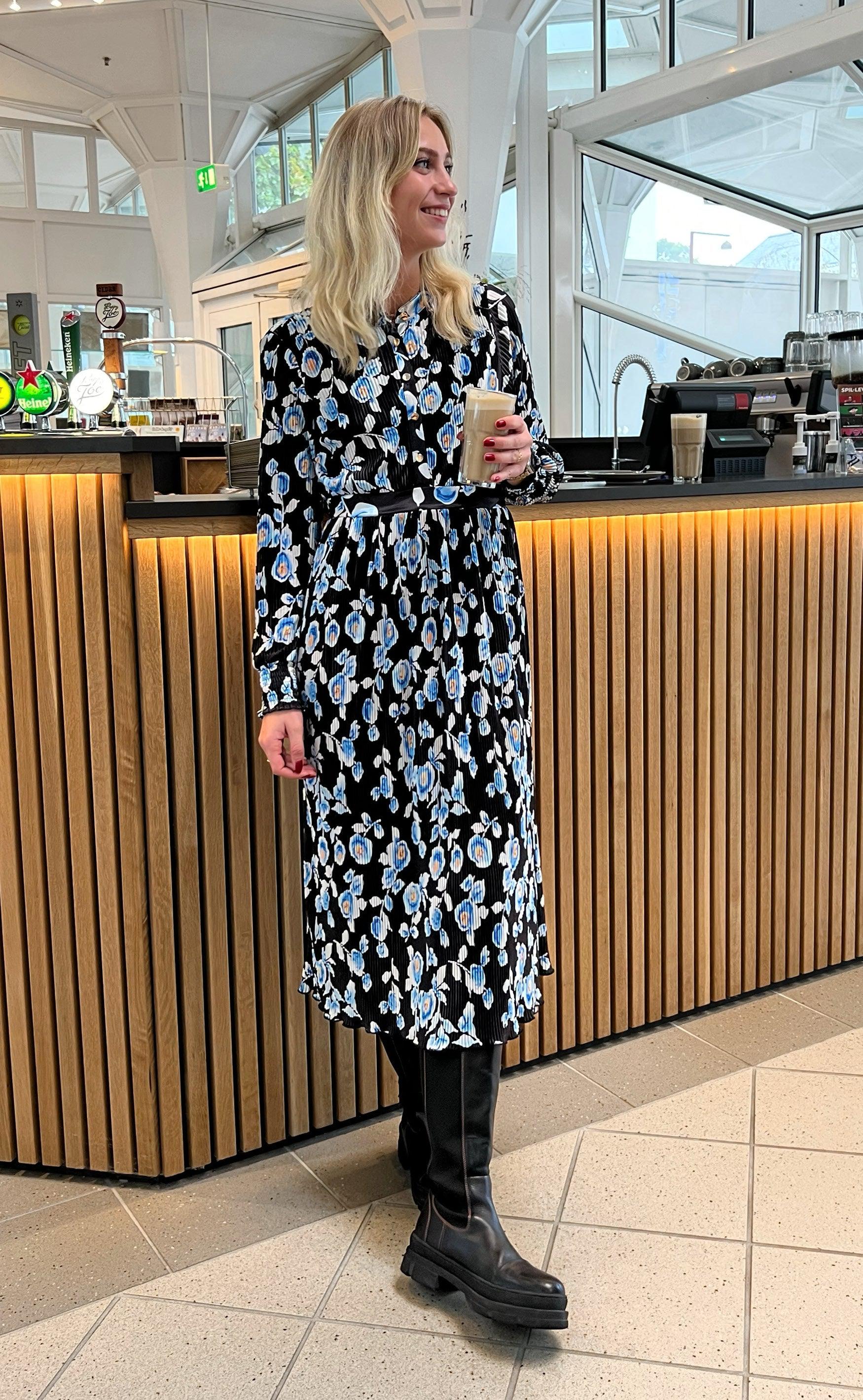 Say INA Copenhagen Kjole - Olivia - Black/Blue Flower