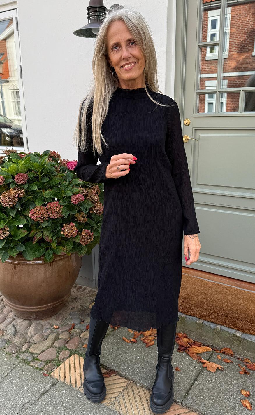 Say INA Copenhagen Kjole - Pernille Plisse - Black