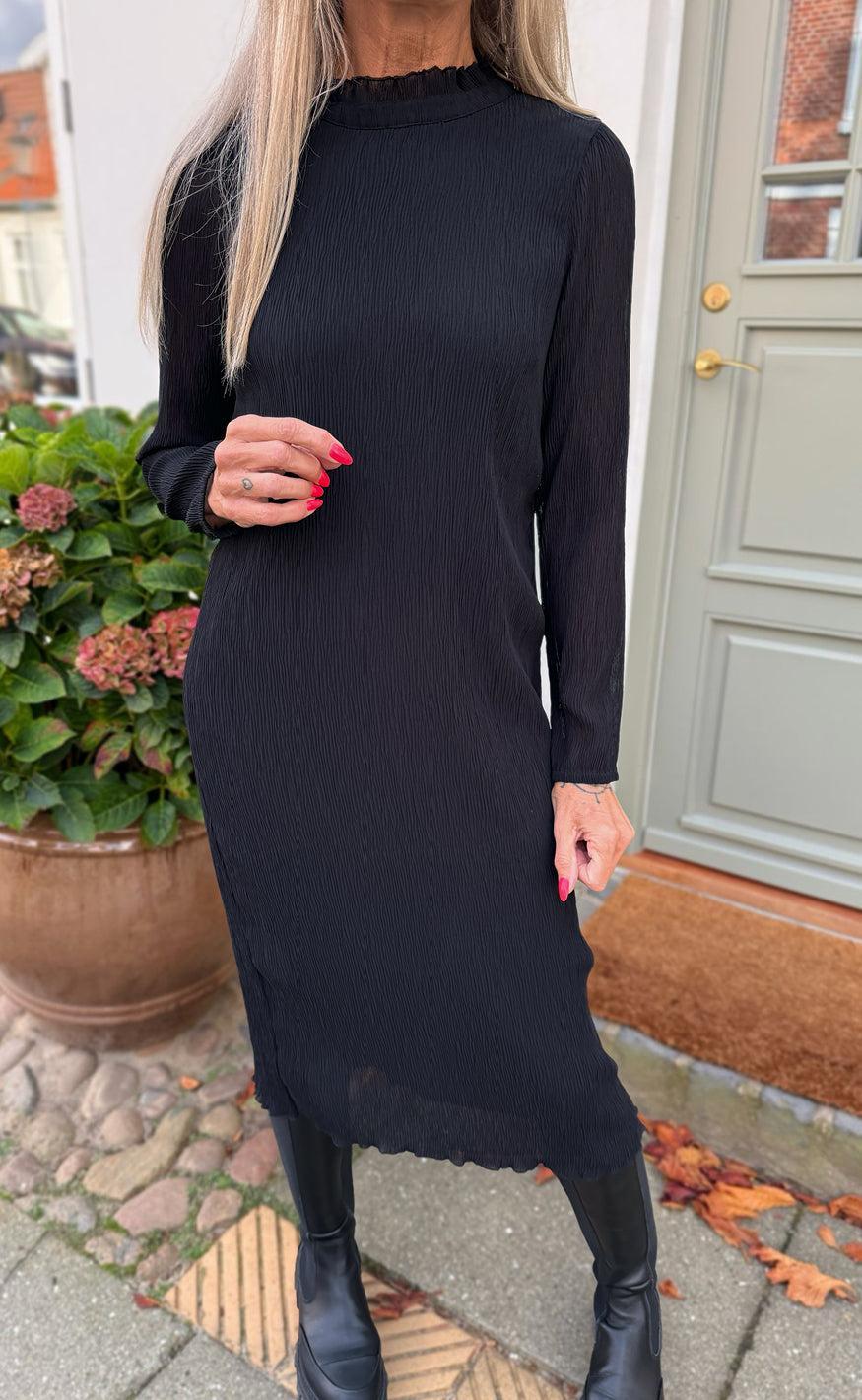 Say INA Copenhagen Kjole - Pernille Plisse - Black