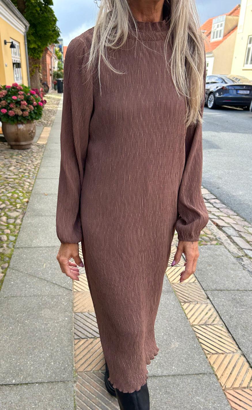 Say INA Copenhagen Kjole - Pernille Plisse - Brown