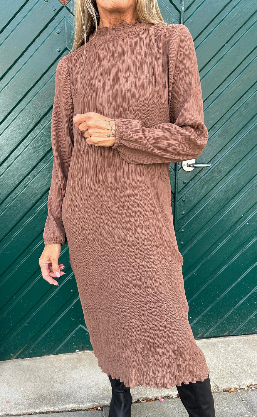 Say INA Copenhagen Kjole - Pernille Plisse - Brown