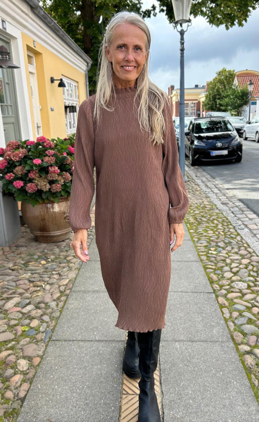 Say INA Copenhagen Kjole - Pernille Plisse - Brown