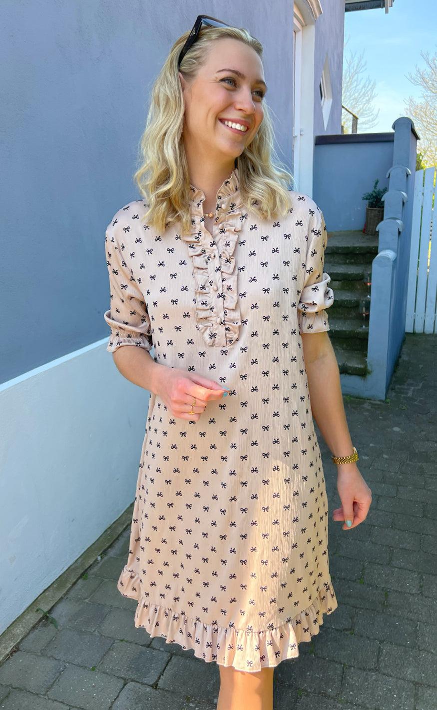 Say INA Copenhagen Kjole - Philine - Camel Bow