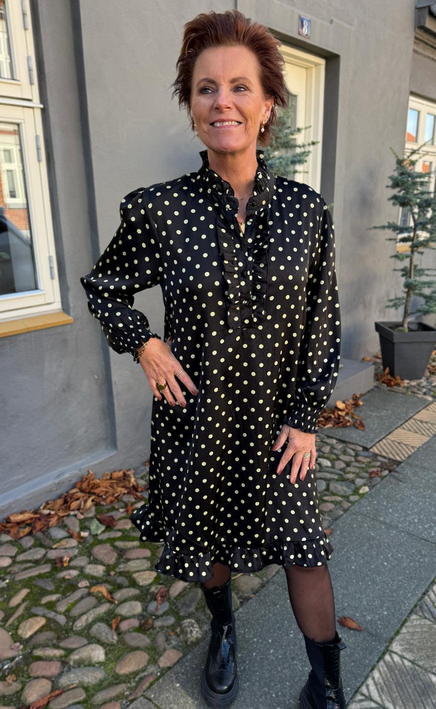 Say INA Copenhagen Kjole - Pia - Black W. Green Dots