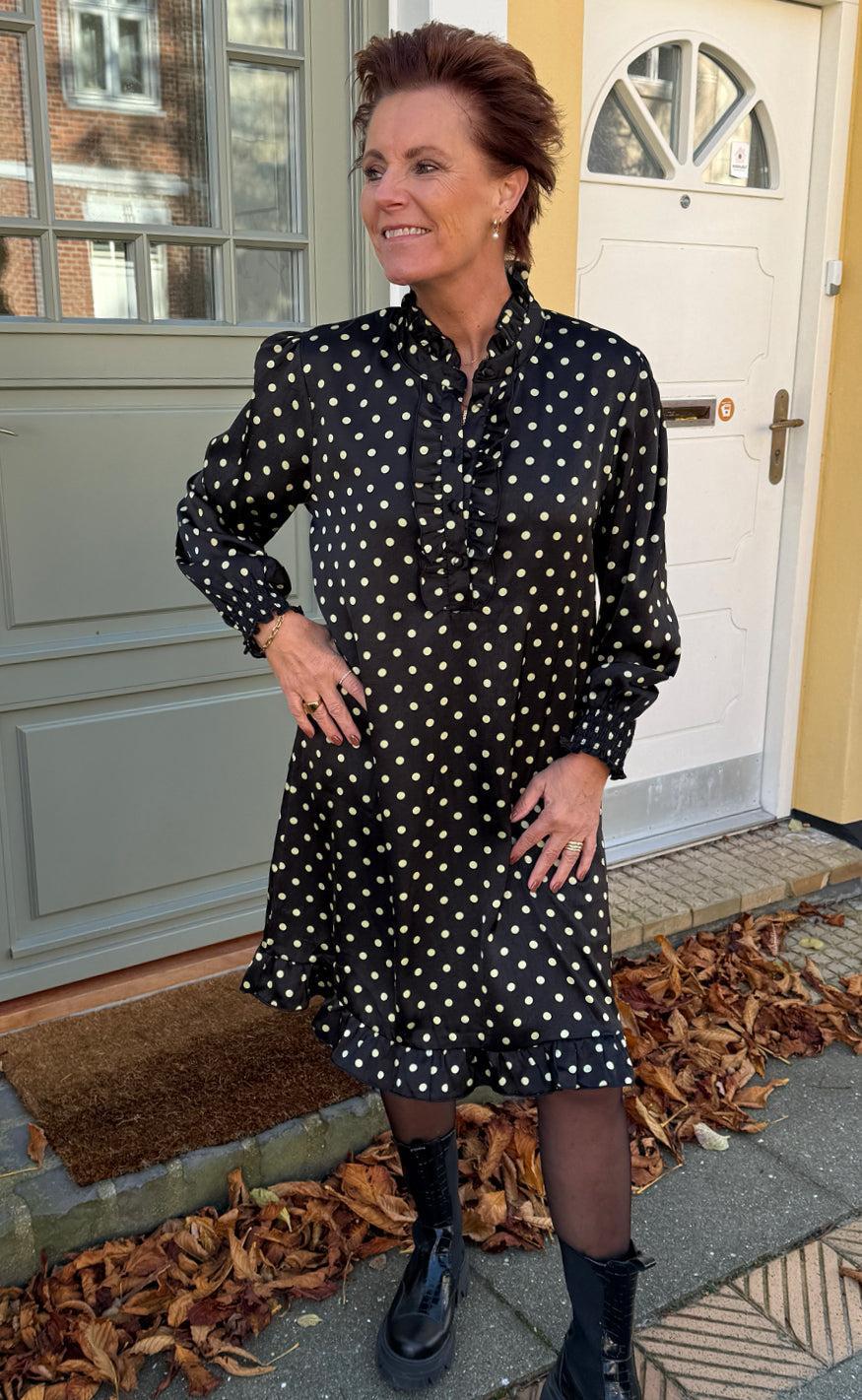 Say INA Copenhagen Kjole - Pia - Black W. Green Dots