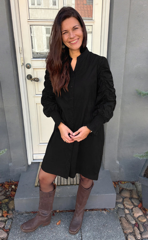 Say INA Copenhagen Kjole - Rina Ruffle - Black