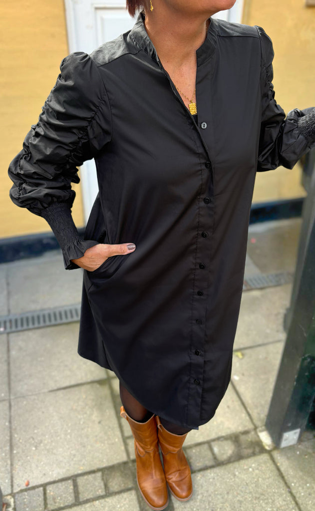 Say INA Copenhagen Kjole - Rina Ruffle - Black