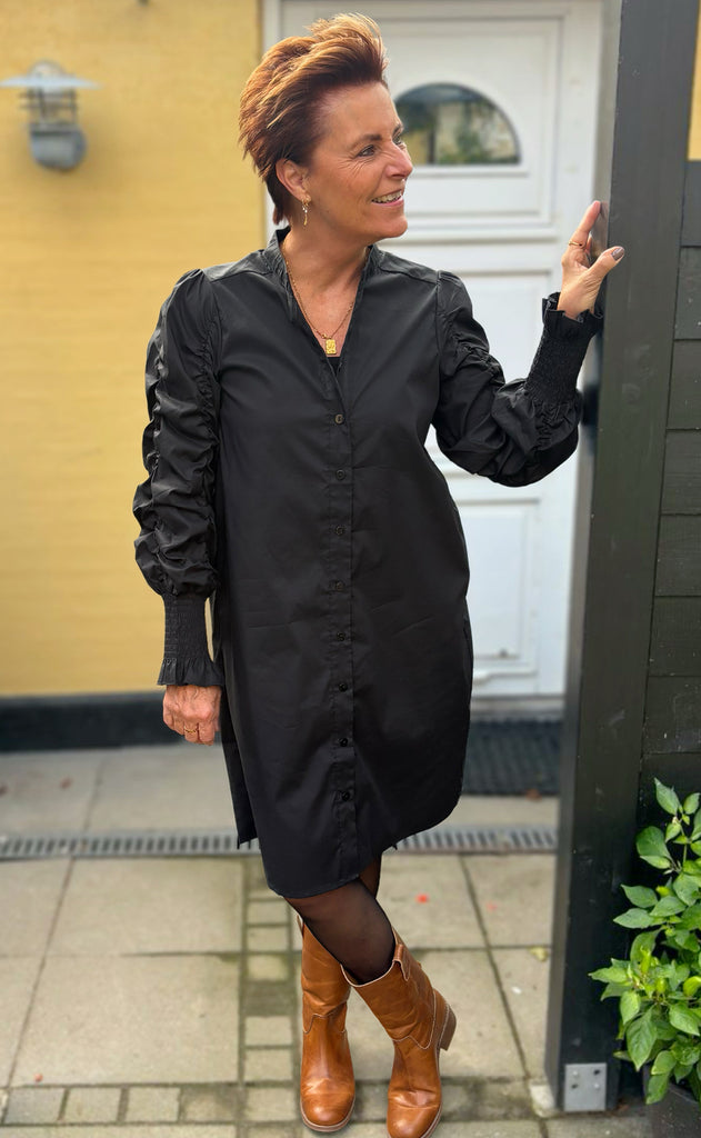 Say INA Copenhagen Kjole - Rina Ruffle - Black