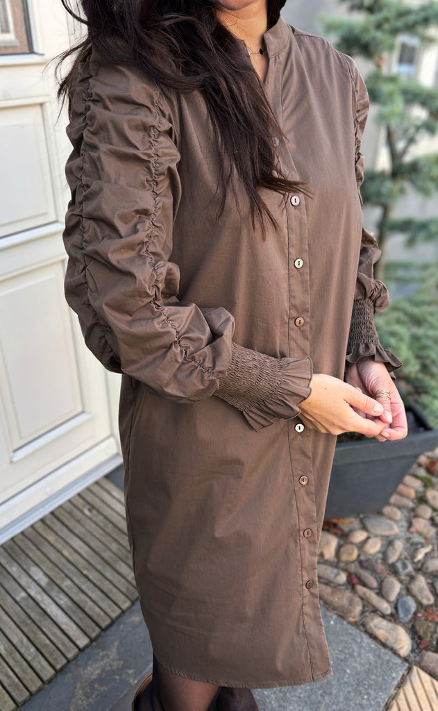 Say INA Copenhagen Kjole - Rina Ruffle - Dark Brown