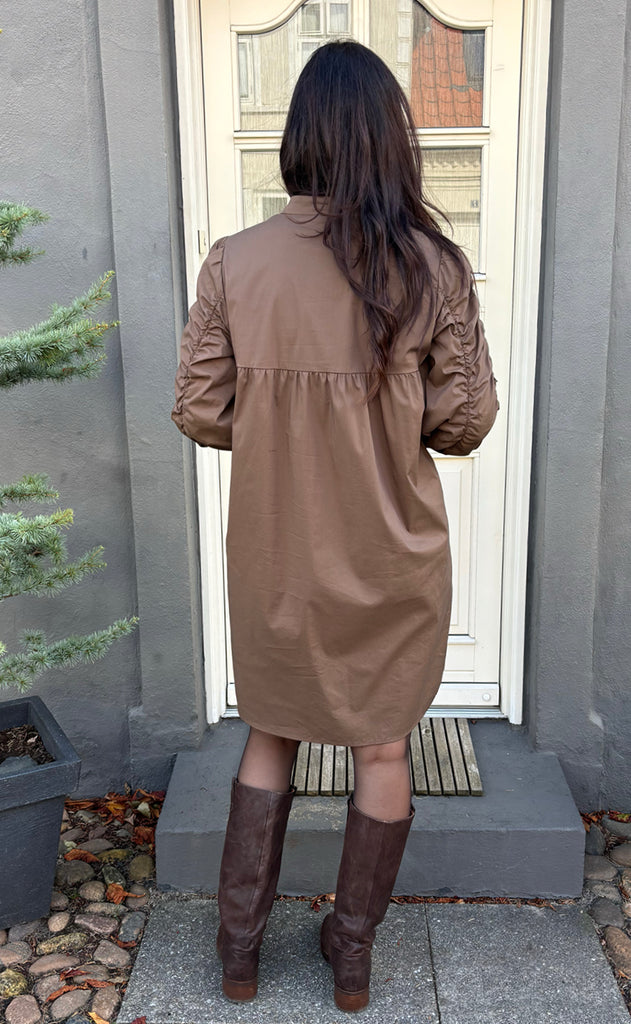 Say INA Copenhagen Kjole - Rina Ruffle - Dark Brown