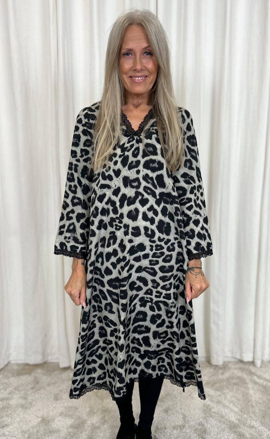 Say INA Copenhagen Kjole - Safina - Grey Leopard