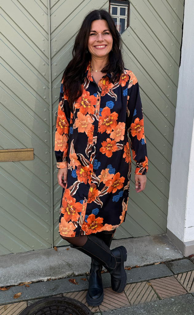 Say INA Copenhagen Kjole - Tanja - Black W. Flowers