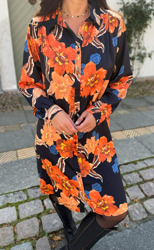 Say INA Copenhagen Kjole - Tanja - Black W. Flowers