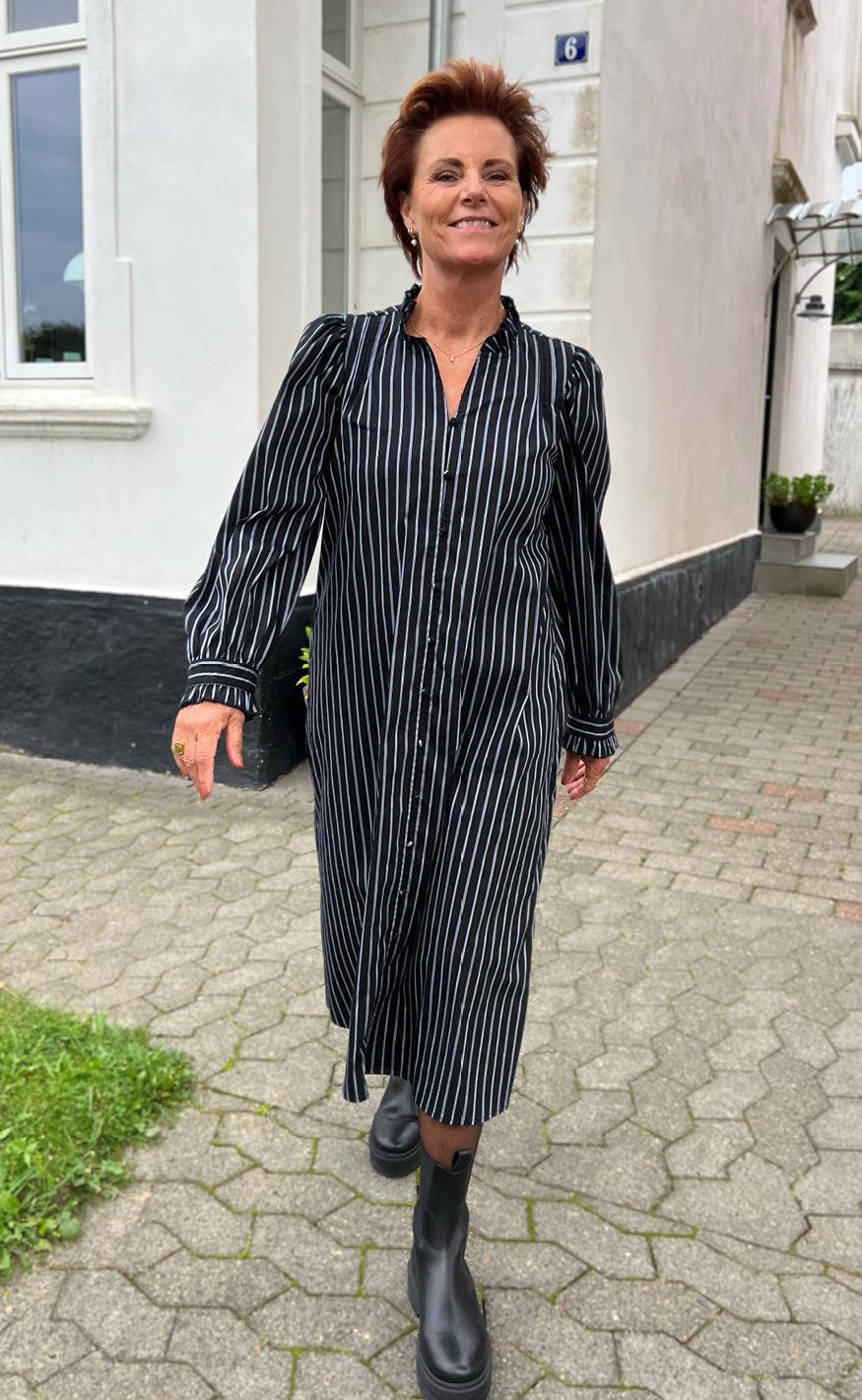 Say INA Copenhagen Kjole - Tiki - Black W. White Stripes