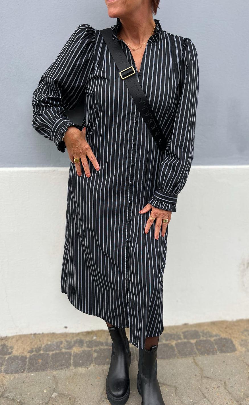 Say INA Copenhagen Kjole - Tiki - Black W. White Stripes