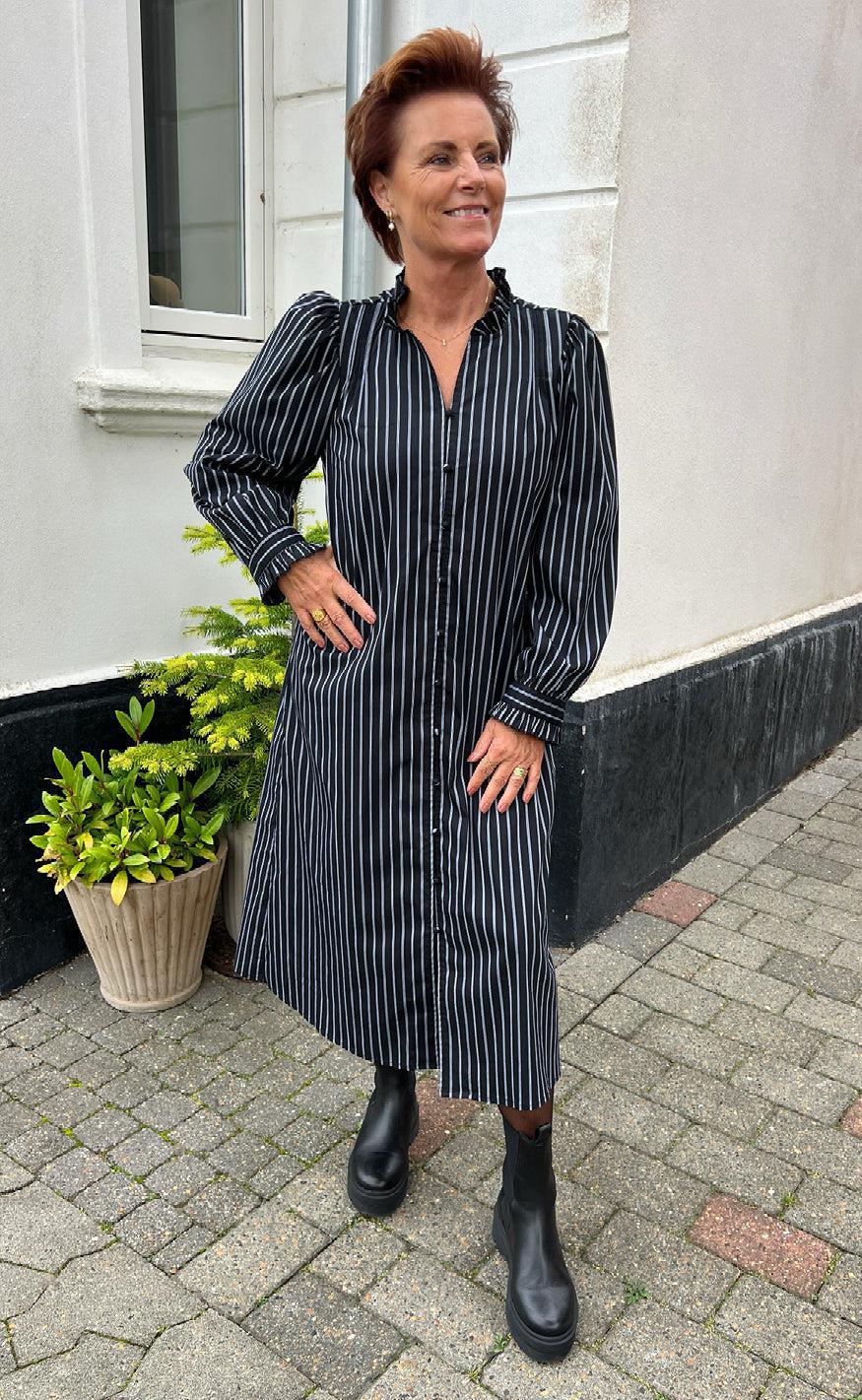 Say INA Copenhagen Kjole - Tiki - Black W. White Stripes