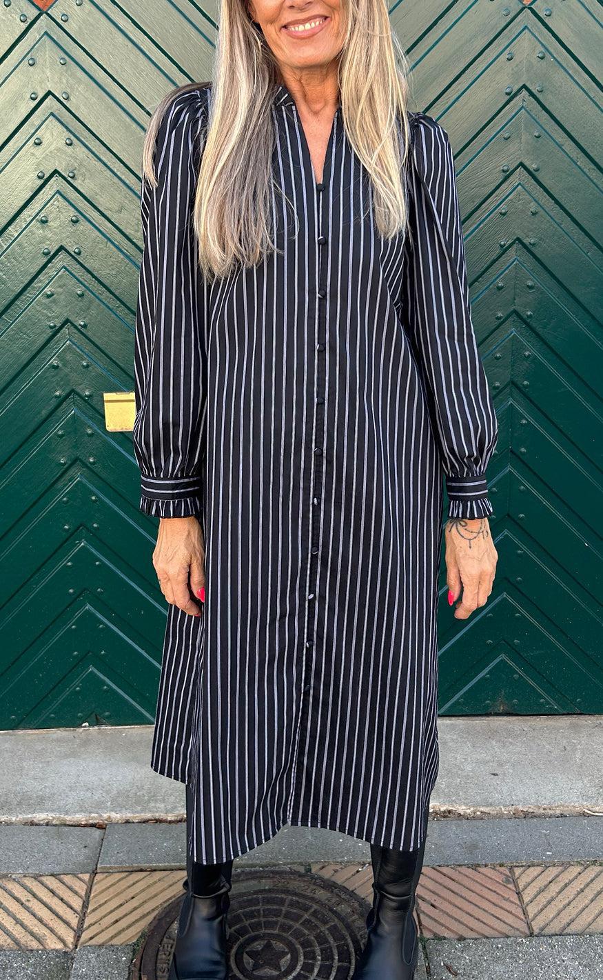 Say INA Copenhagen Kjole - Tiki - Black W. White Stripes