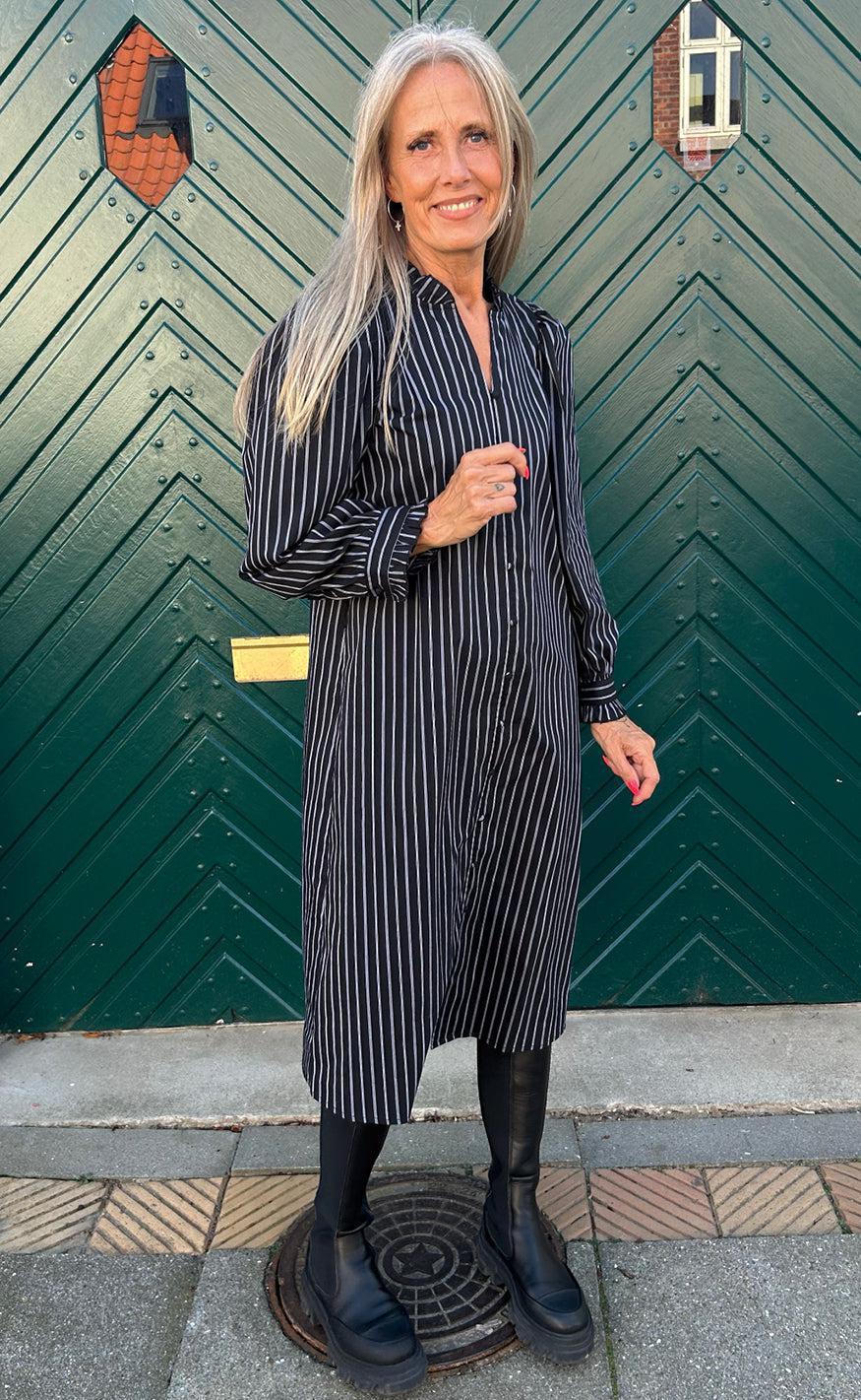 Say INA Copenhagen Kjole - Tiki - Black W. White Stripes