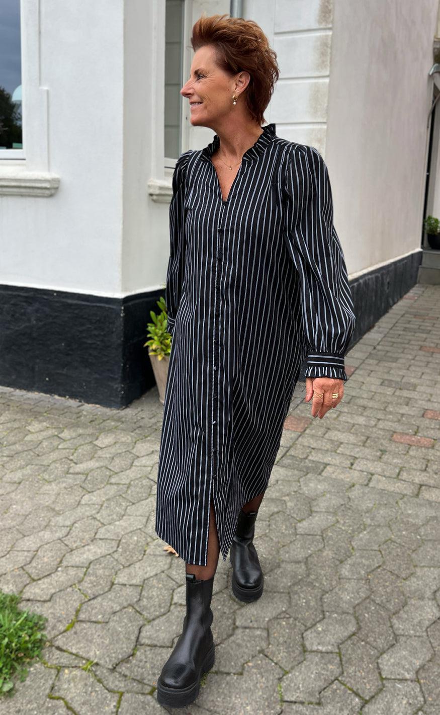Say INA Copenhagen Kjole - Tiki - Black W. White Stripes