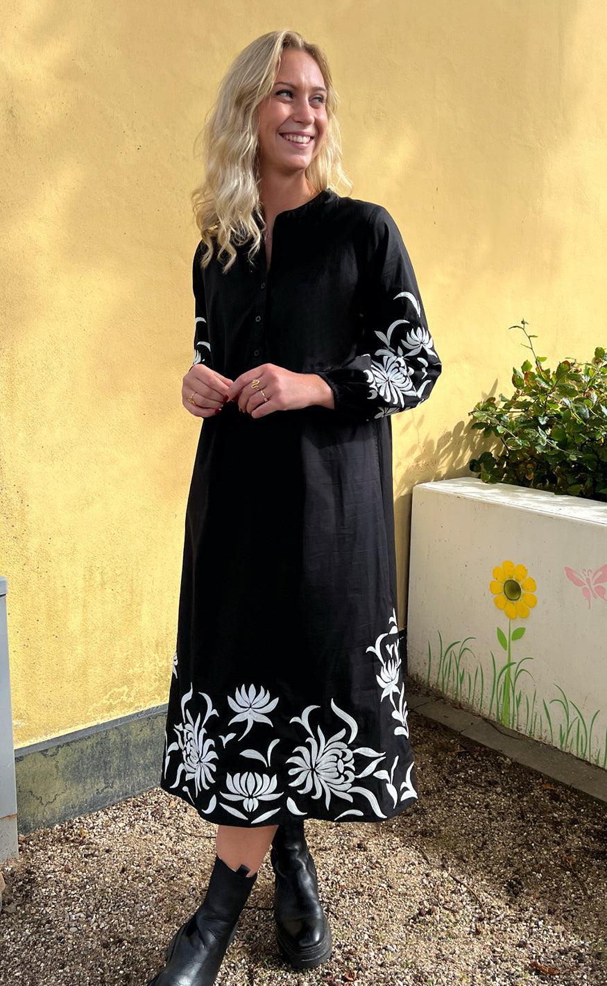 Say INA Copenhagen Kjole - Tilde Long - Black W. Embroidery