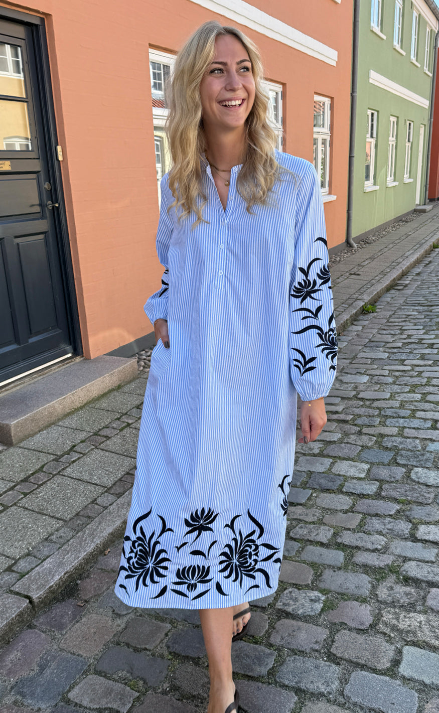 Say INA Copenhagen Kjole - Tilde Long - Blue Striped W. Embroidery
