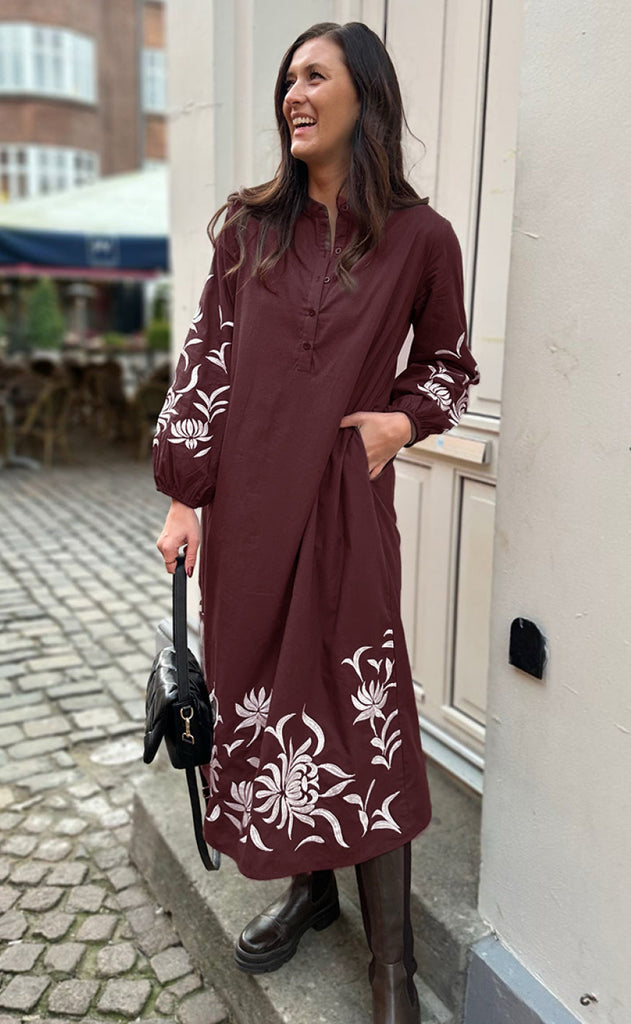 Say INA Copenhagen Kjole - Tilde Long - Burgundy Red W. Embroidery