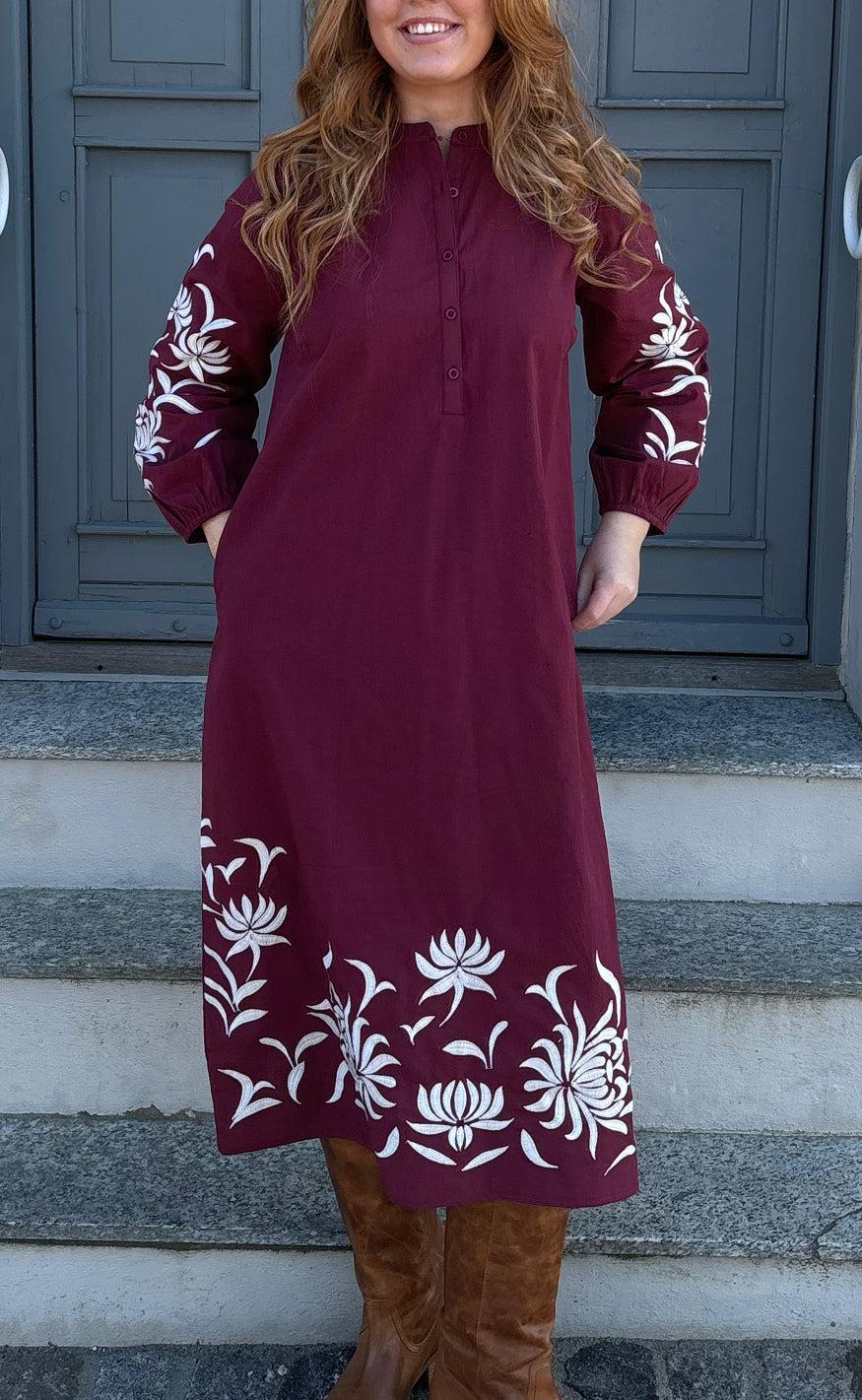 Say INA Copenhagen Kjole - Tilde Long - Burgundy Red W. Embroidery