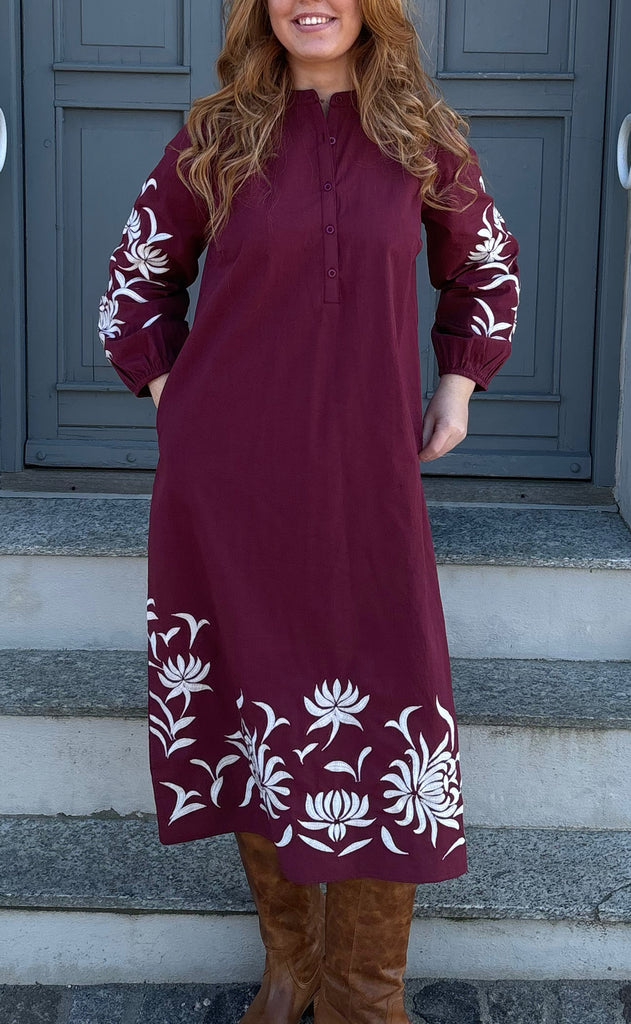 Say INA Copenhagen Kjole - Tilde Long - Burgundy Red W. Embroidery