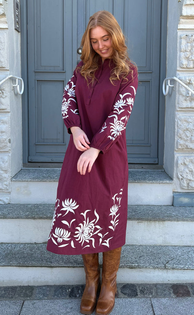 Say INA Copenhagen Kjole - Tilde Long - Burgundy Red W. Embroidery