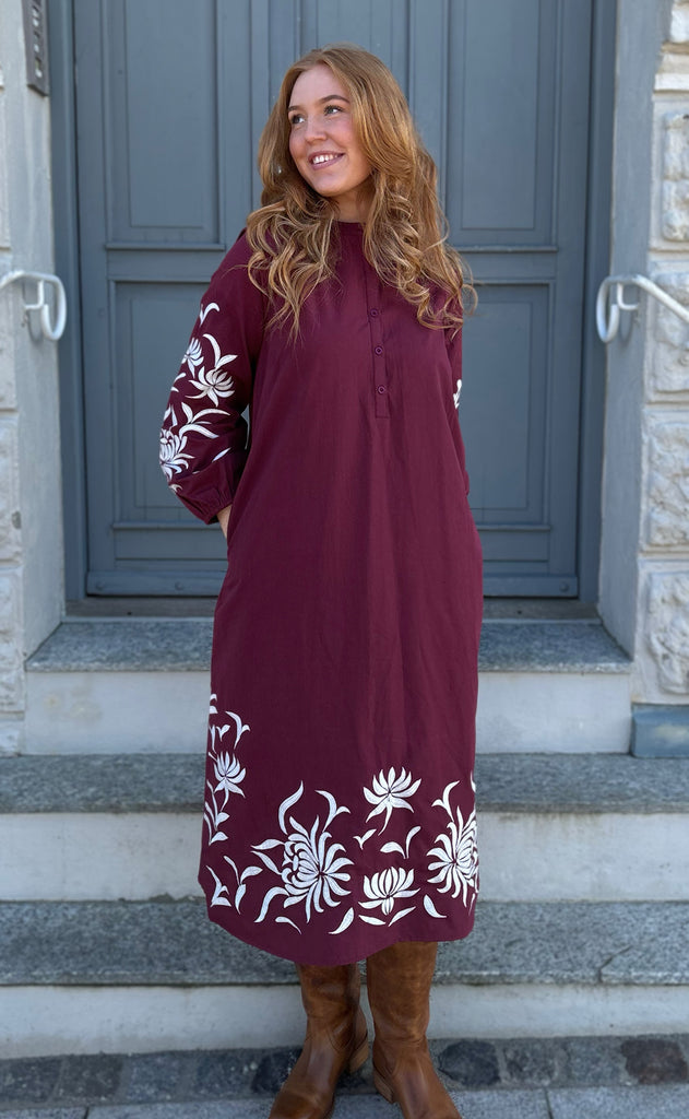 Say INA Copenhagen Kjole - Tilde Long - Burgundy Red W. Embroidery