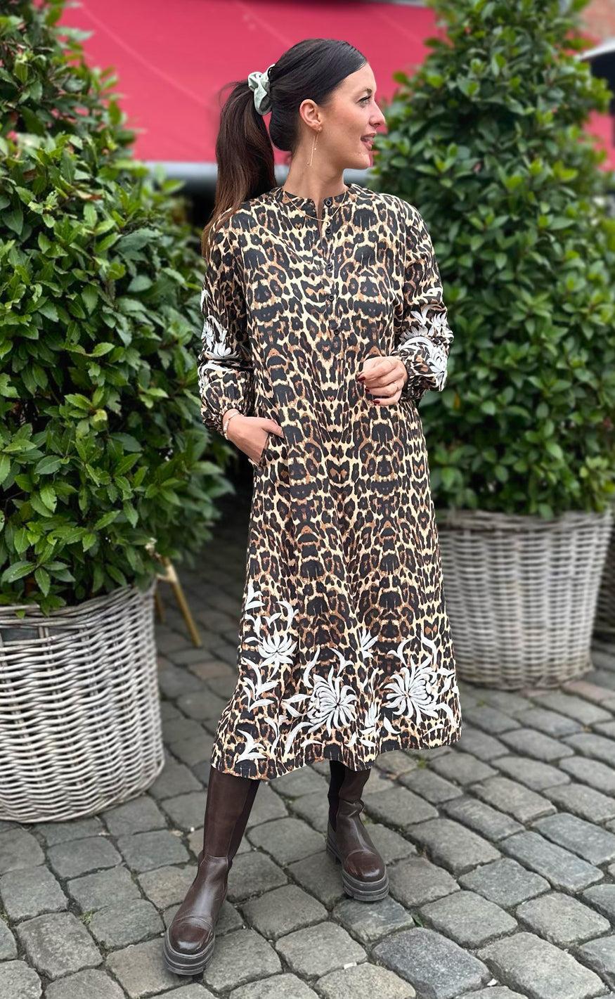 Say INA Copenhagen Kjole - Tilde Long - Leopard W. Embroidery
