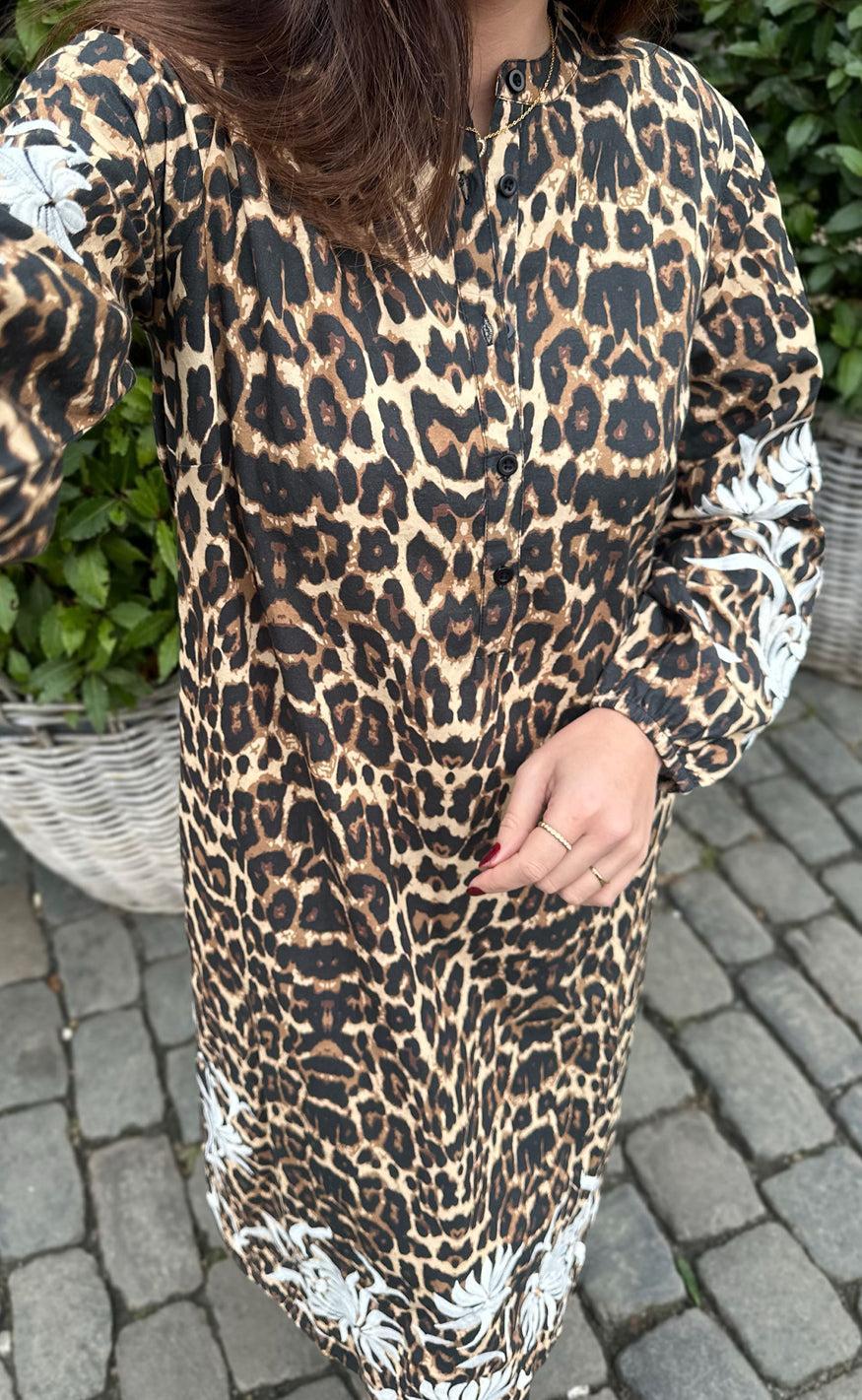 Say INA Copenhagen Kjole - Tilde Long - Leopard W. Embroidery
