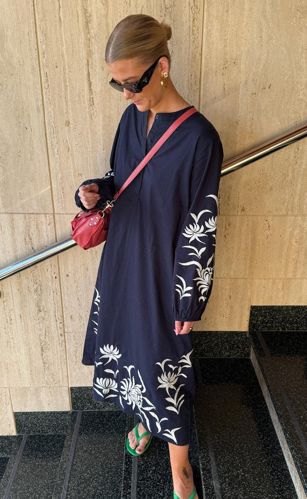 Say INA Copenhagen Kjole - Tilde Long - Navy W. Embroidery