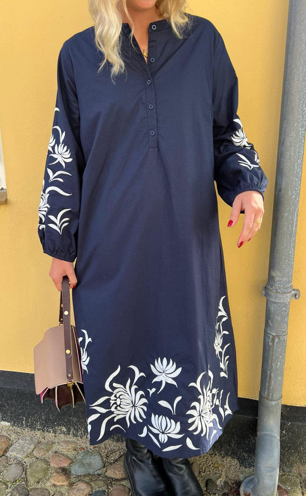 Say INA Copenhagen Kjole - Tilde Long - Navy W. Embroidery
