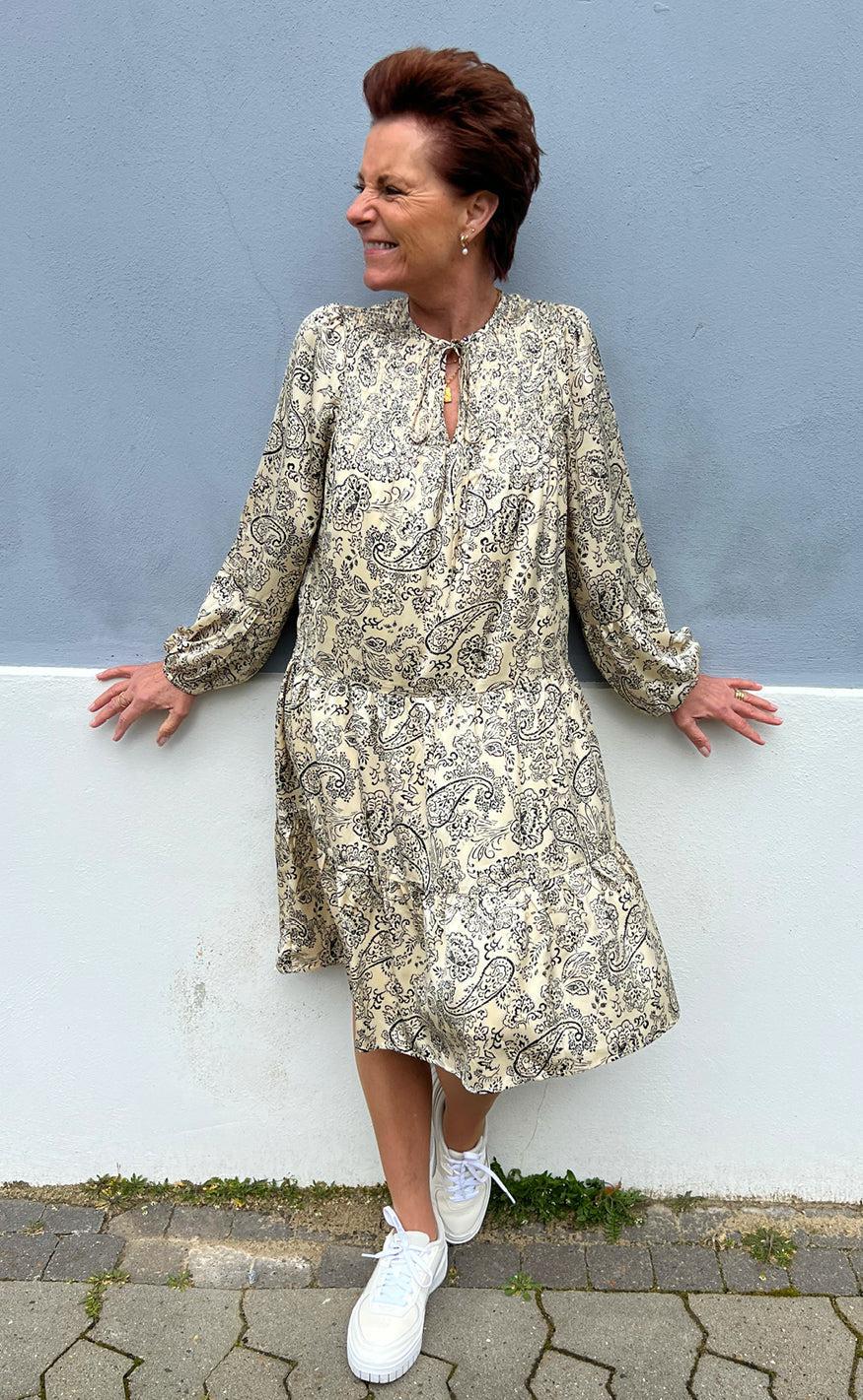 Say INA Copenhagen Kjole - Vanessa - Creme / Black Paisley