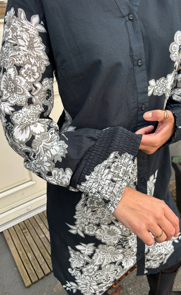 Say INA Copenhagen Kjole - Vicky - Black W. Flowers