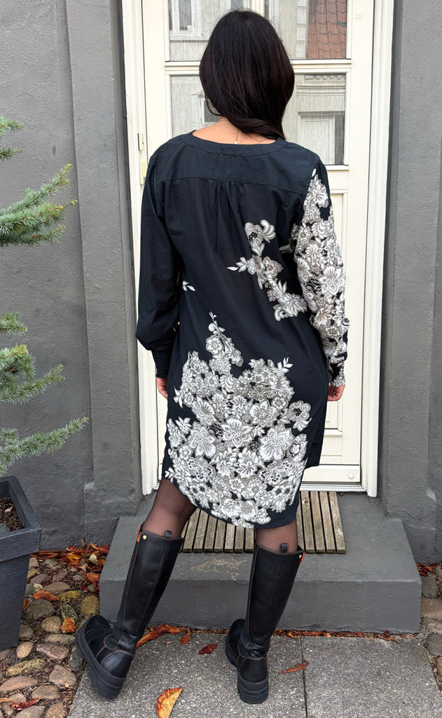 Say INA Copenhagen Kjole - Vicky - Black W. Flowers