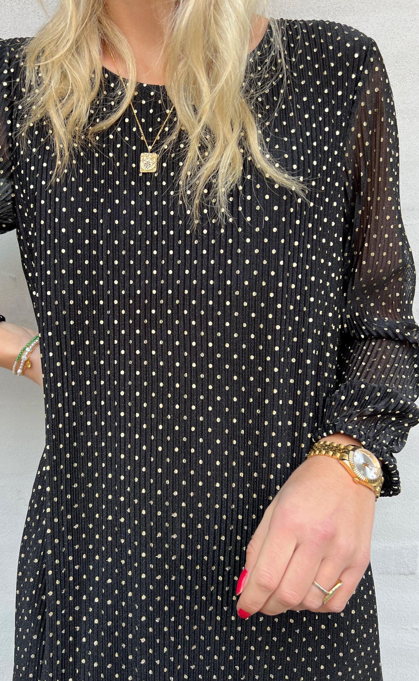 Say INA Copenhagen Kjole - Victoria Plisse - Black W. Gold Dots