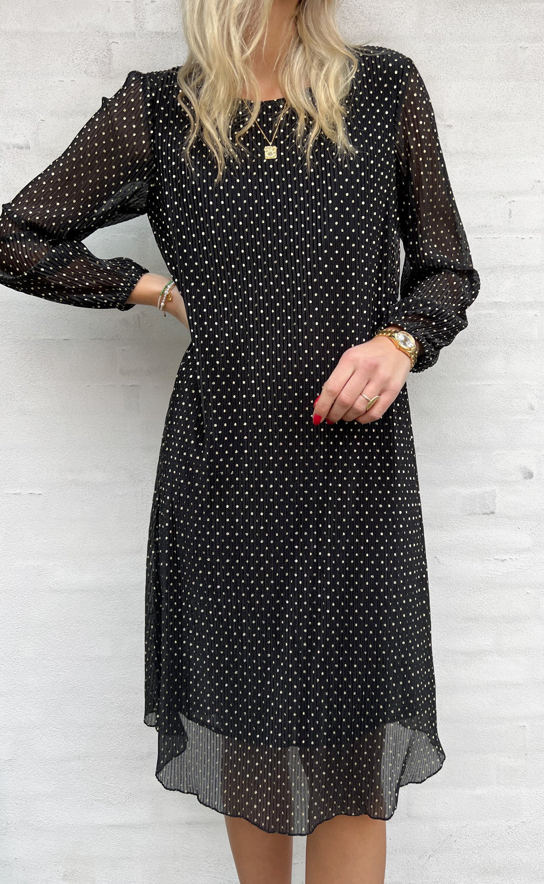 Say INA Copenhagen Kjole - Victoria Plisse - Black W. Gold Dots