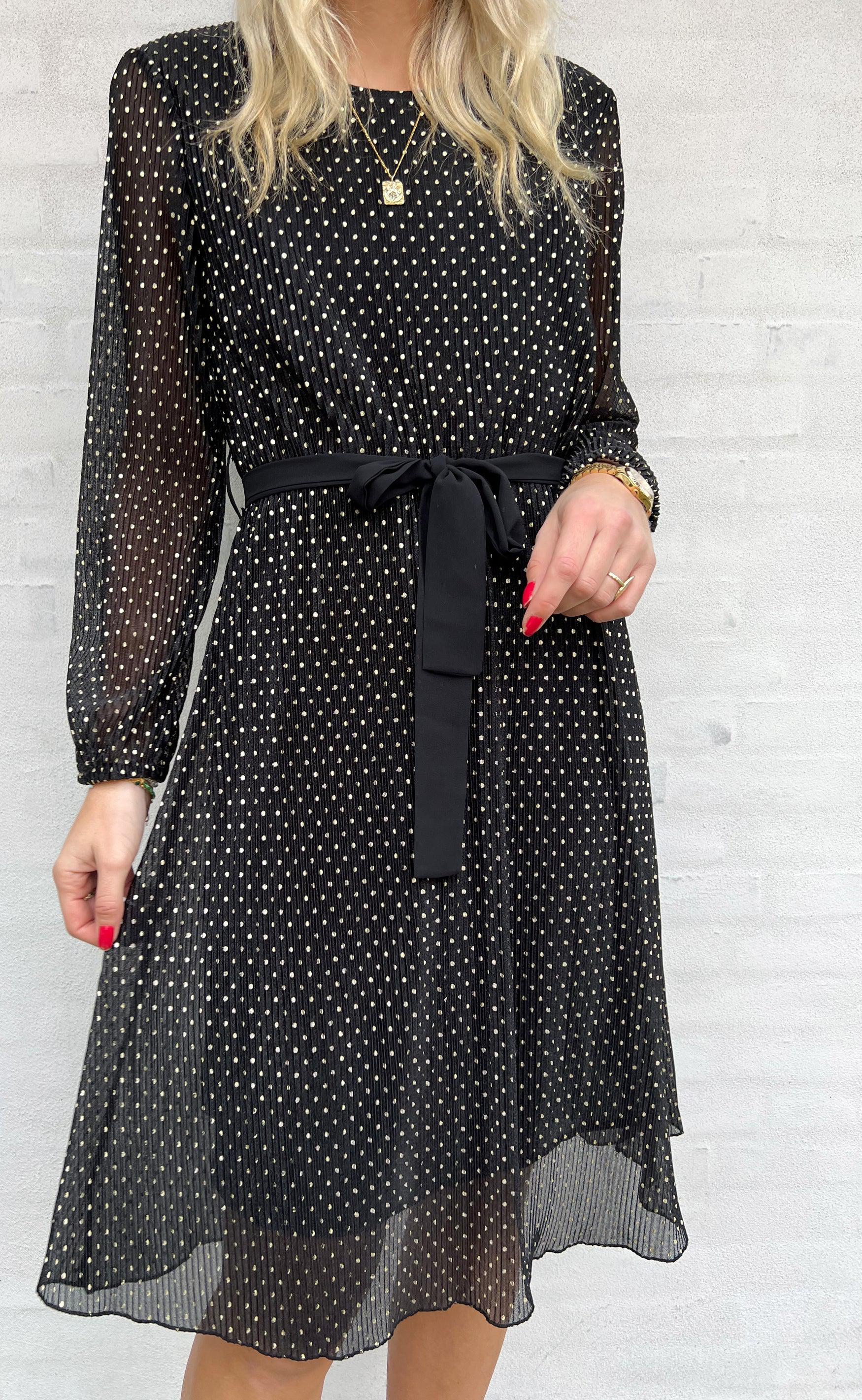 Say INA Copenhagen Kjole - Victoria Plisse - Black W. Gold Dots